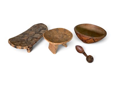 trois bols et cuillères en bois posés sur une surface blanche