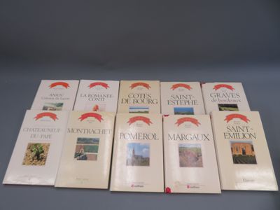 six livres posés sur une table, sur fond bleu et ornés d'un ruban rouge