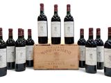 six bouteilles de vin rouge dans une caisse en bois sur fond blanc
