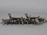 une figurine en argent représentant un groupe d'animaux tirant un chariot