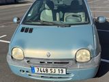une petite voiture bleue garée dans un parking