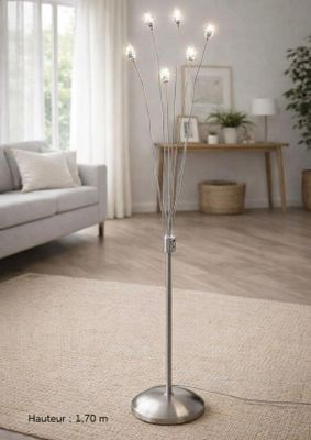 une photo d'un lampadaire dans un salon