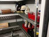 un garde-manger avec beaucoup de nourriture sur les étagères