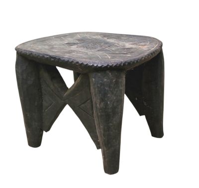 une image représentant un tabouret en bois