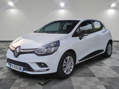 la voiture blanche est garée sur un carrelage à carreaux