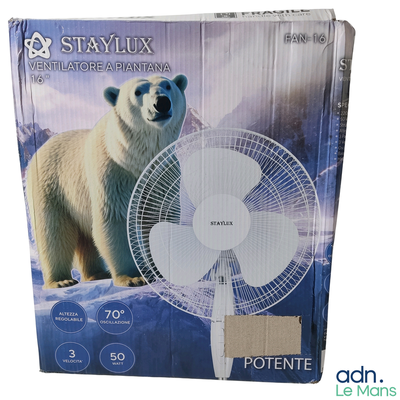 un ours polaire debout à côté d'un carton contenant des pales de ventilateur