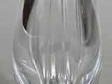 un vase en verre posé sur une table