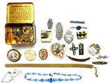 une boîte contenant un assortiment de bijoux, posée sur une surface blanche