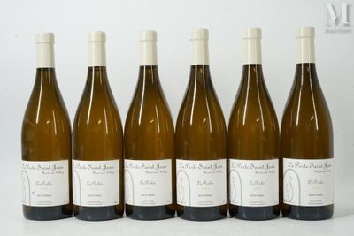 six bouteilles de vin sont alignées sur une table