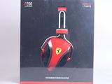 une boîte contenant un casque rouge et noir