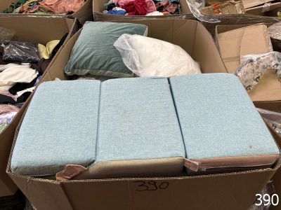 de nombreux cartons d'objets posés à même le sol
