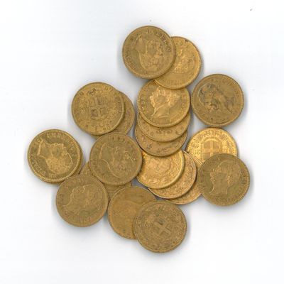 une pile de pièces d'or posée sur une surface blanche