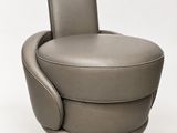 un fauteuil rembourré avec un dossier incurvé et un repose-pieds, sur fond blanc