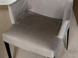 une chaise posée sur le tapis dans la pièce