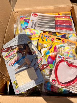 une boîte en carton remplie de jouets et d'articles pour un enfant