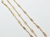 un collier à chaîne en or à maillons longs