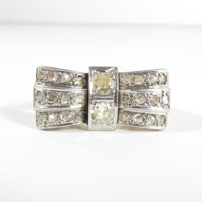 une photo d'une bague en or blanc sertie de diamants jaunes et blancs