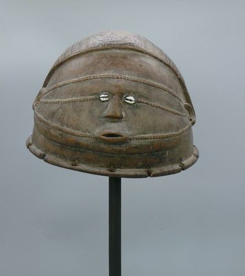 une image représentant un casque sur lequel figure un visage