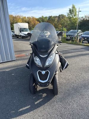 a picture of a motorcycle parked in a parking lot