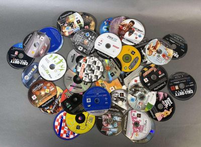 beaucoup de DVD qui traînent sur une table