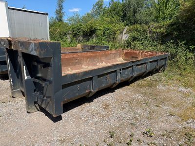 un camion garé sur le côté de la route