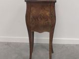 une petite table en bois surmontée d'un tiroir