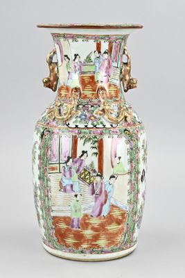 un vase avec un tableau posé sur une table