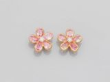 une paire de boucles d'oreilles en forme de fleurs roses et dorées