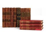 plusieurs vieux livres sont empilés sur une surface blanche