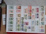 une photo d'une collection de timbres sur une table