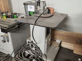 une machine posée sur une table dans une pièce
