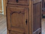 une armoire en bois avec un plateau en marbre posée sur un parquet en bois massif