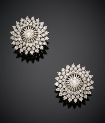 une paire de broches en diamants, signées Van Cleef