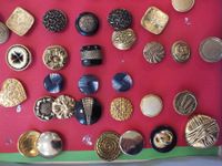 Un lot de boutons principalement en laiton et à décor repous… (photo 3)