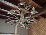 un lustre suspendu au plafond d'un salon