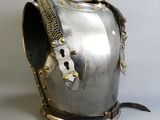 gros plan d'un casque sur fond blanc