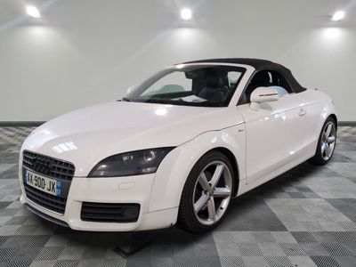 une photo d'une Audi décapotable blanche dans un showroom