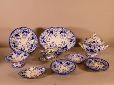 Creil et Montereau. Partie de service "Flora" en faïence à d… - Photo 1