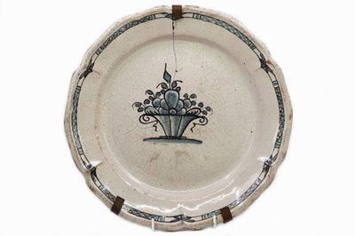ROUEN Plat rond de forme chantournée en faïence émaillée à d…