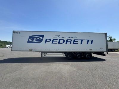 une photo d'une semi-remorque garée sur un parking