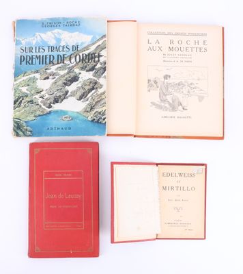 Trois livres sont posés sur une surface blanche, avec une montagne en arrière-plan.