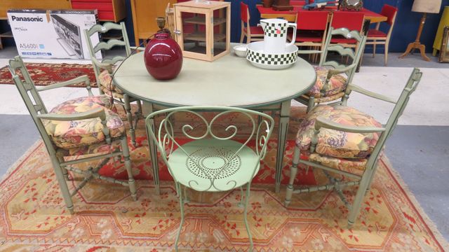 Ensemble table ronde rechampi vert d’eau (H 75 D 128 cm) et 4 fau...