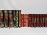 beaucoup de livres alignés sur une table