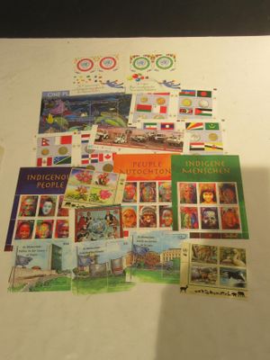 une photo d'une table sur laquelle se trouvent tout un tas de timbres
