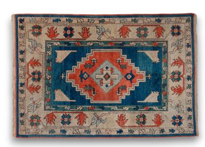 un tapis bleu et orange orné d'un motif