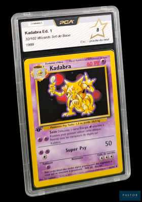 gros plan d'une carte pokemon dans un étui en plastique