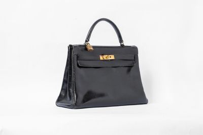 un sac à main en cuir noir sur fond blanc