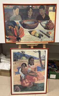 deux tableaux représentant des personnes assises à une table devant un tableau