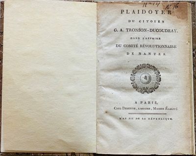 un vieux livre ouvert posé sur une table