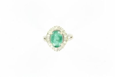 Gros plan sur une bague contenant une pierre verte